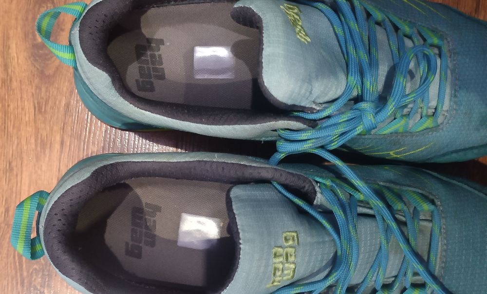 Жіночі спортивні кросівки