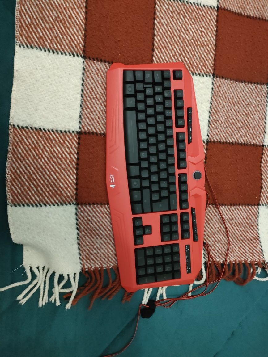 Teclado de PC vermelho.