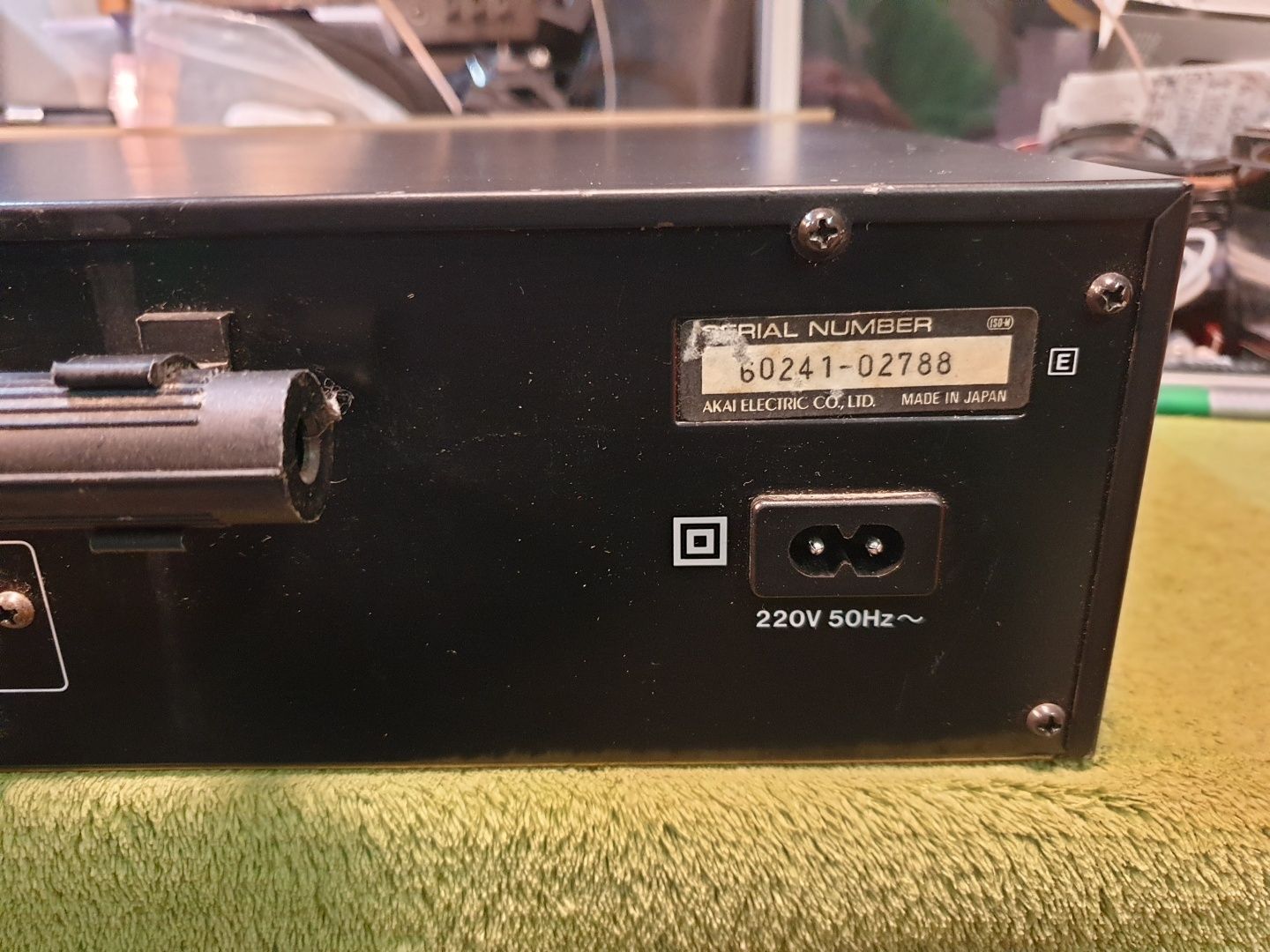 AKAI AT-K33 tuner radiowy stereo z wyświetlaczem cyfrowym.