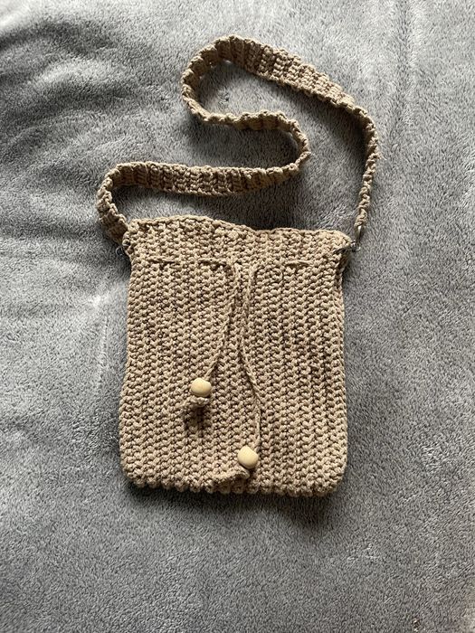 Beżowa torebka robiona na szydełku