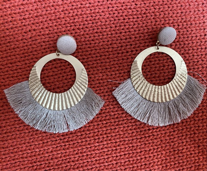 Brincos Dourados com Franjas Bege (novos)