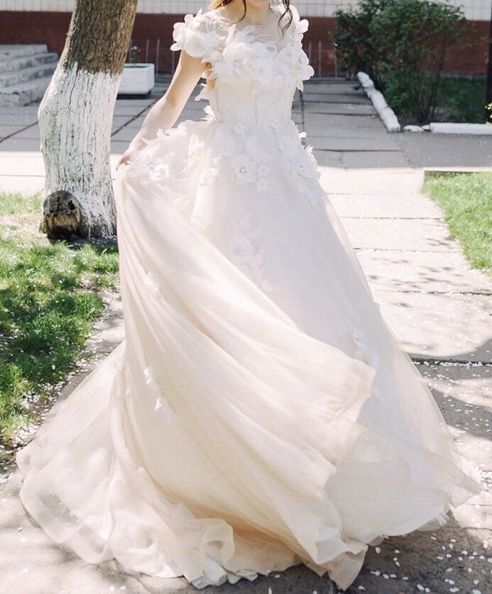 Весільна пишна сукня з квітами і відкритою спиною , розмір S