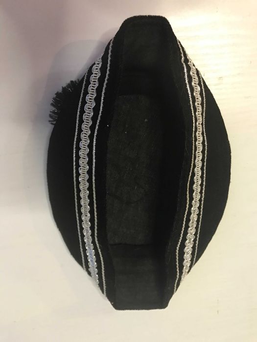 Тюбетейка з китицею. 
Тюбетейка. Традиційний чоловічий головний убір.