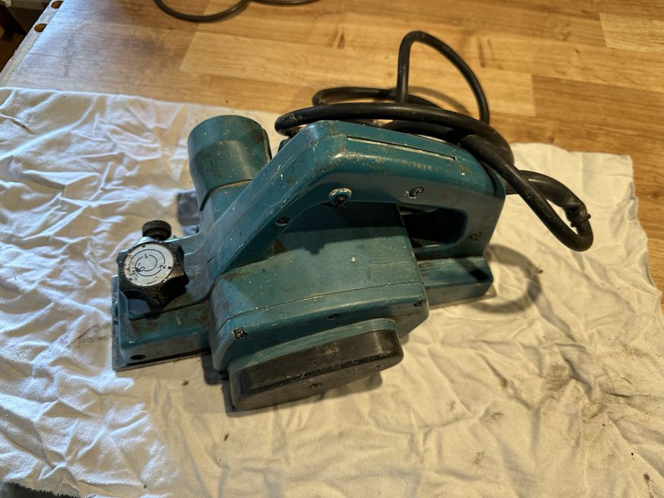 Strug elektryczny do drewna Makita