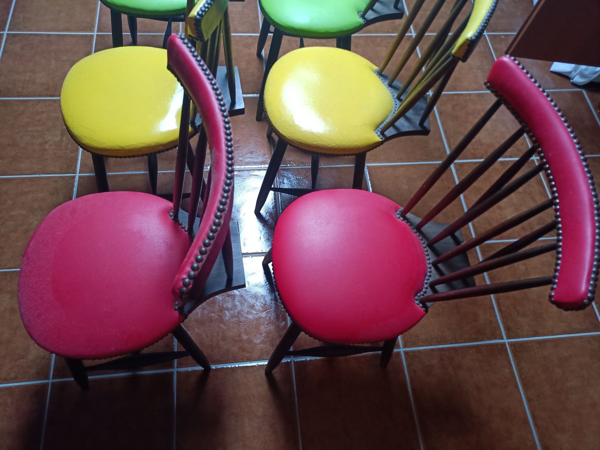 Conjunto de cadeiras em Pele