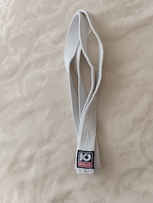 Vendemos equipamento de karaté com cinto branco para idade 6-7 anos.