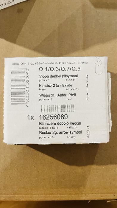 Klawisze białe ze strzalkami do właczników roletowych Berker Q1 Q3