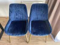 2 niebieskie krzesła na zlotych nogach