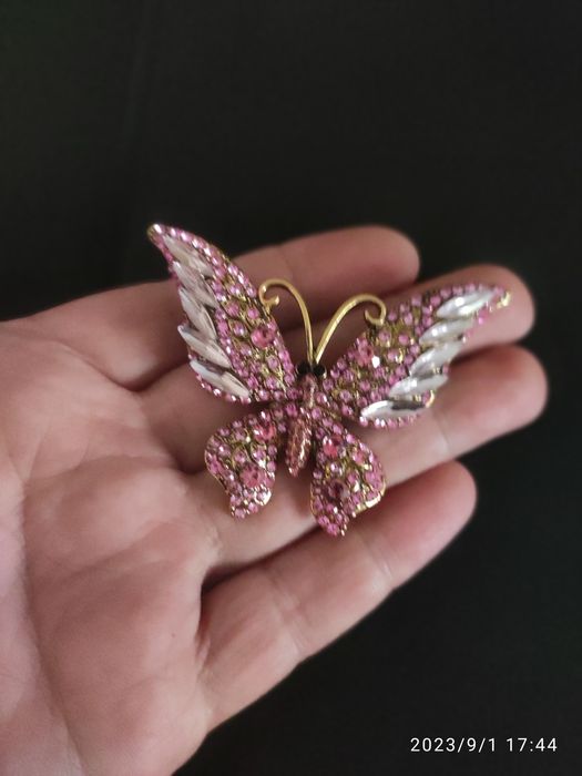Брошка метелик з рожевими камінцями