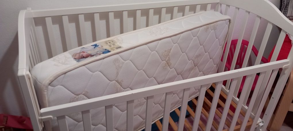 Cama de bebé com colchão