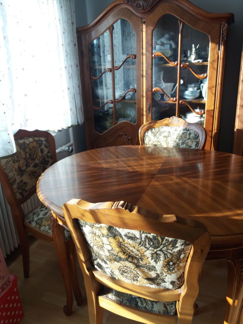 Stylowy stół z krzesłami i fotelami