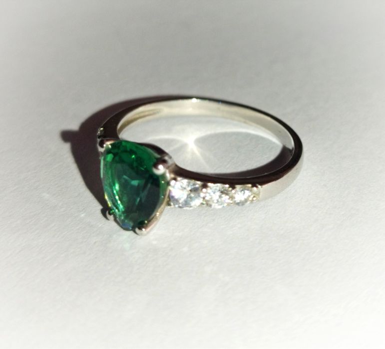 Срібна каблучка з зеленим кварцом та фіанітами, р. 17,5 "Золотий Вік"