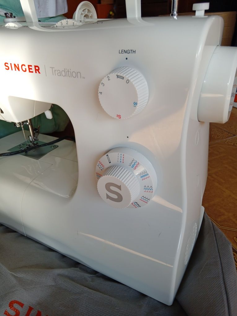 Máquina de Costura Semi-automática SINGER Tradition 2282