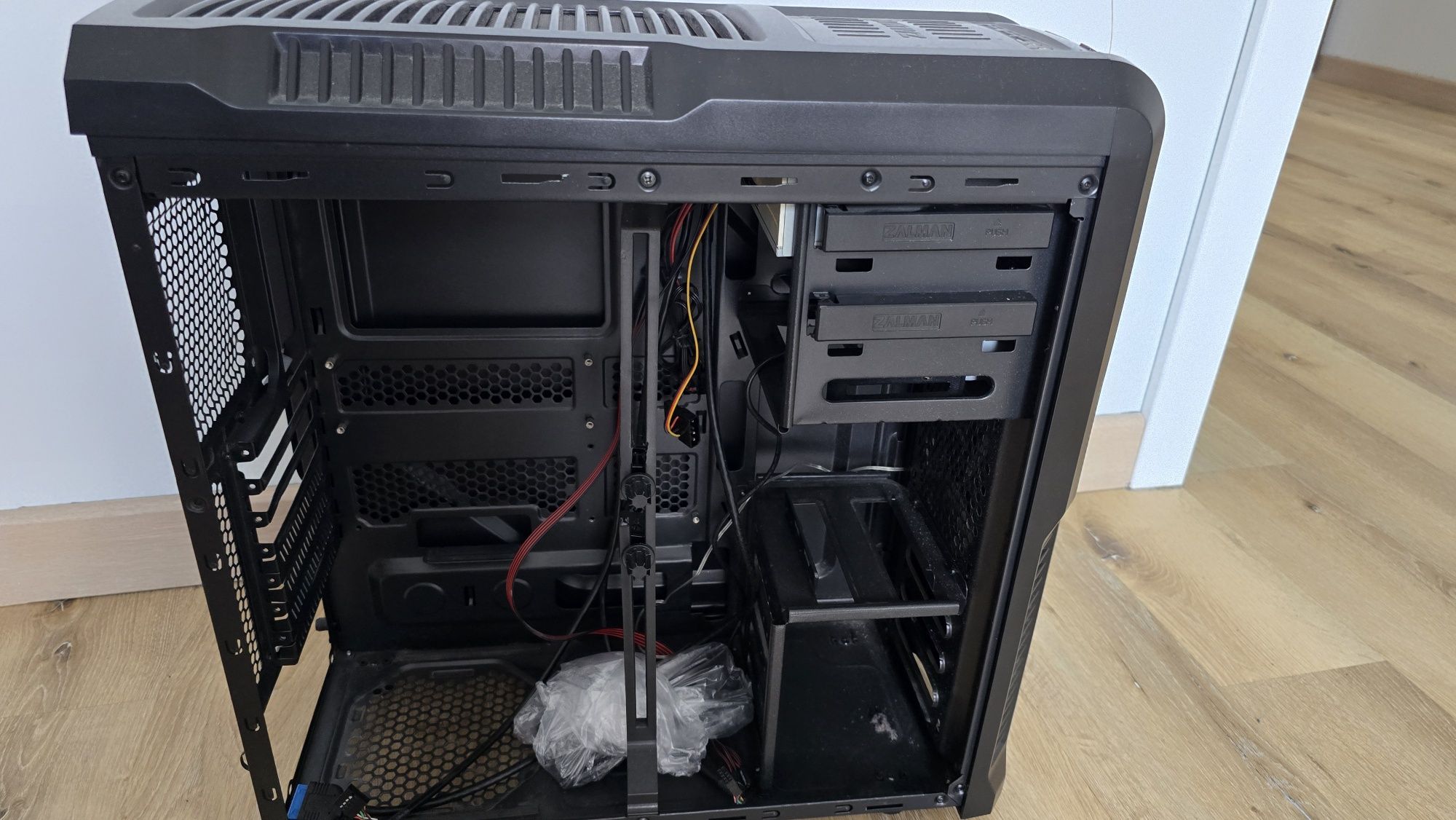 Obudowa Zalman Z3 Plus (dvd, hub na karty SD), brak panelu bocznego