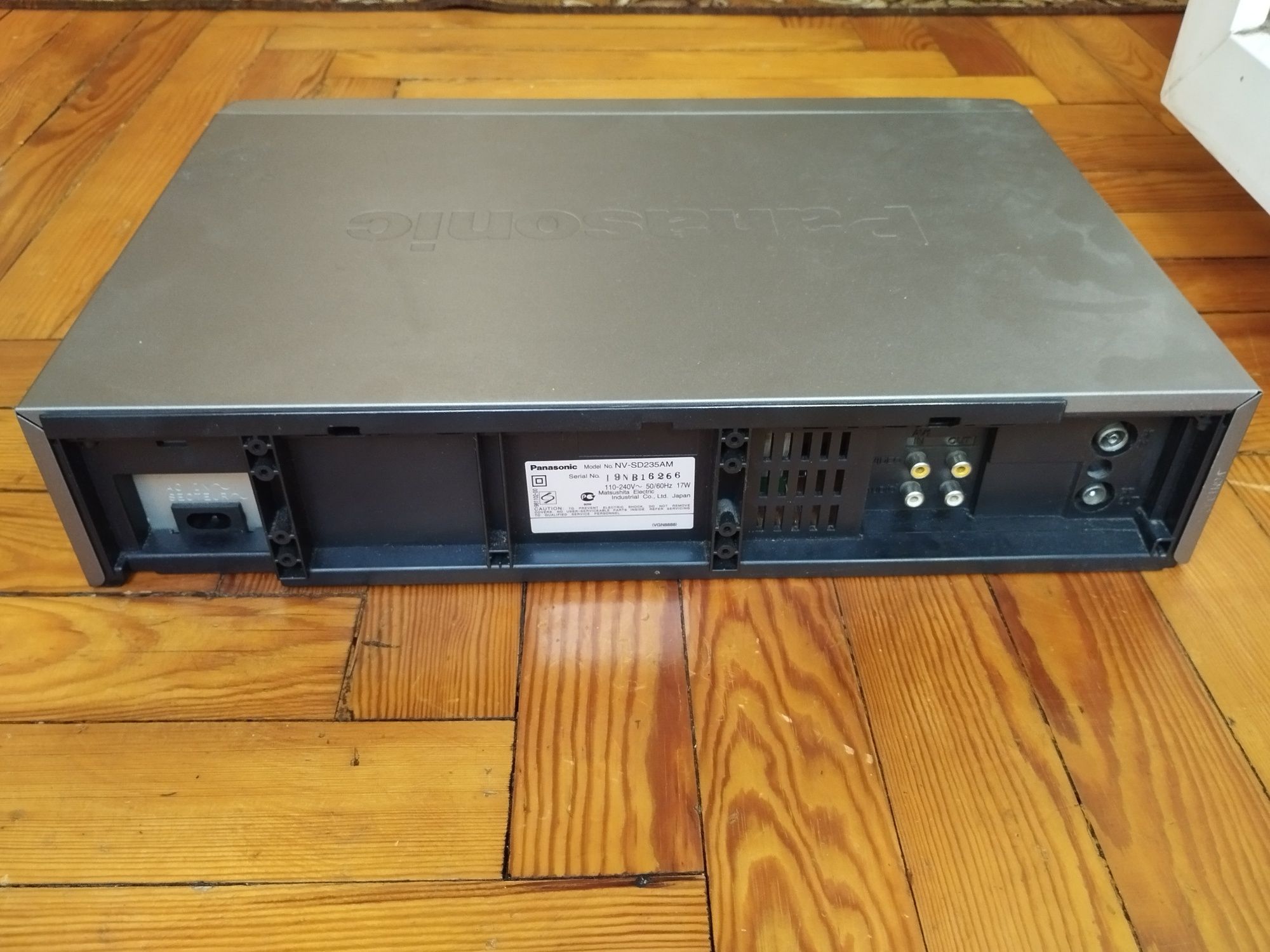 Видеомагнитофон Panasonic NV-SD235