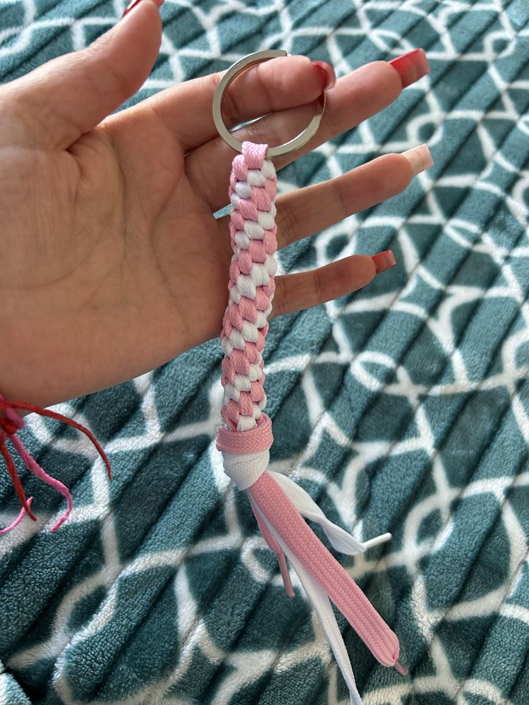 Porta chaves em branco e rosa claro