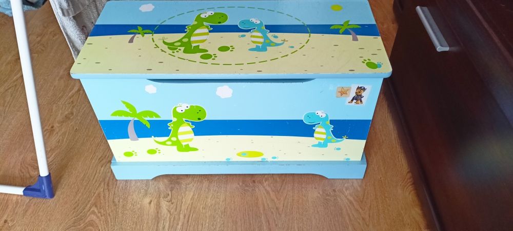 Drewniana skrzynia na zabawki