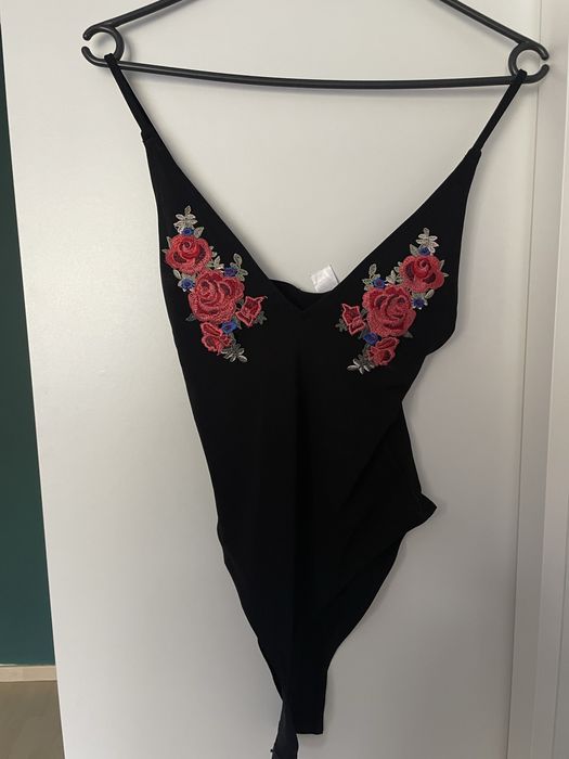 Czarne body z nadrukiem róże