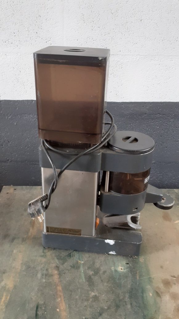 moinho de café industrial a trabalhar em pleno