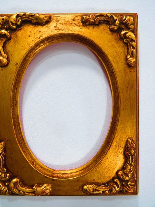 Moldura em talha dourada.