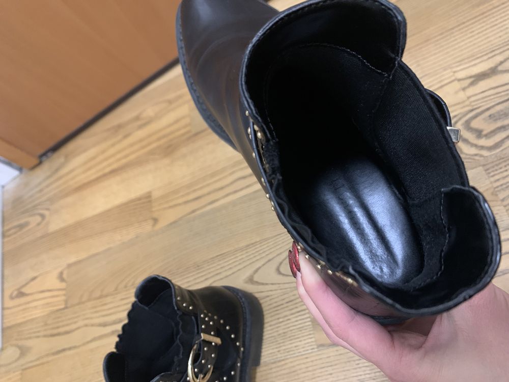 Czarne sztyblety Stradivarius 38 złote nity klamra ocieplane botki