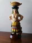 Figura cerâmica com traje regional de varina, datada de 1994.