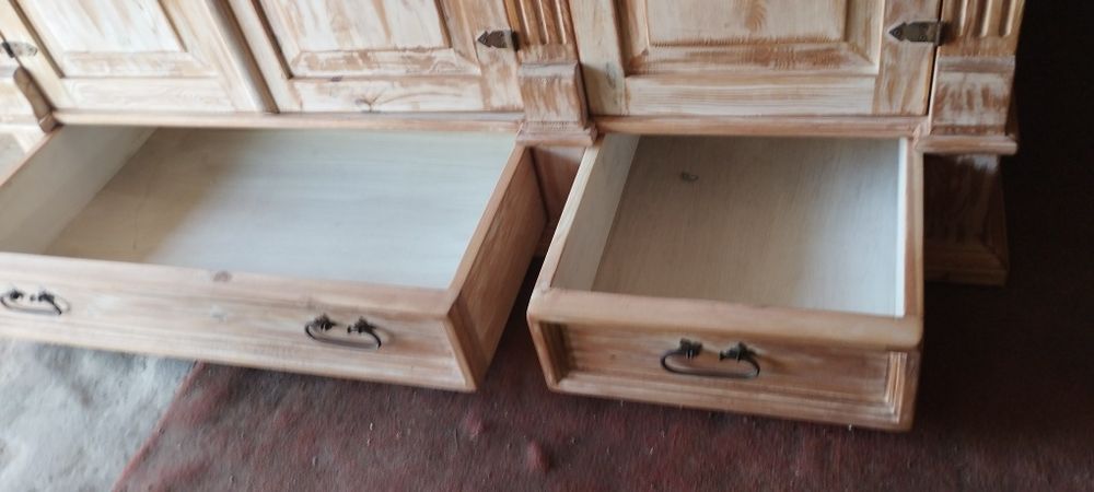 Piękna drewniana szafa.