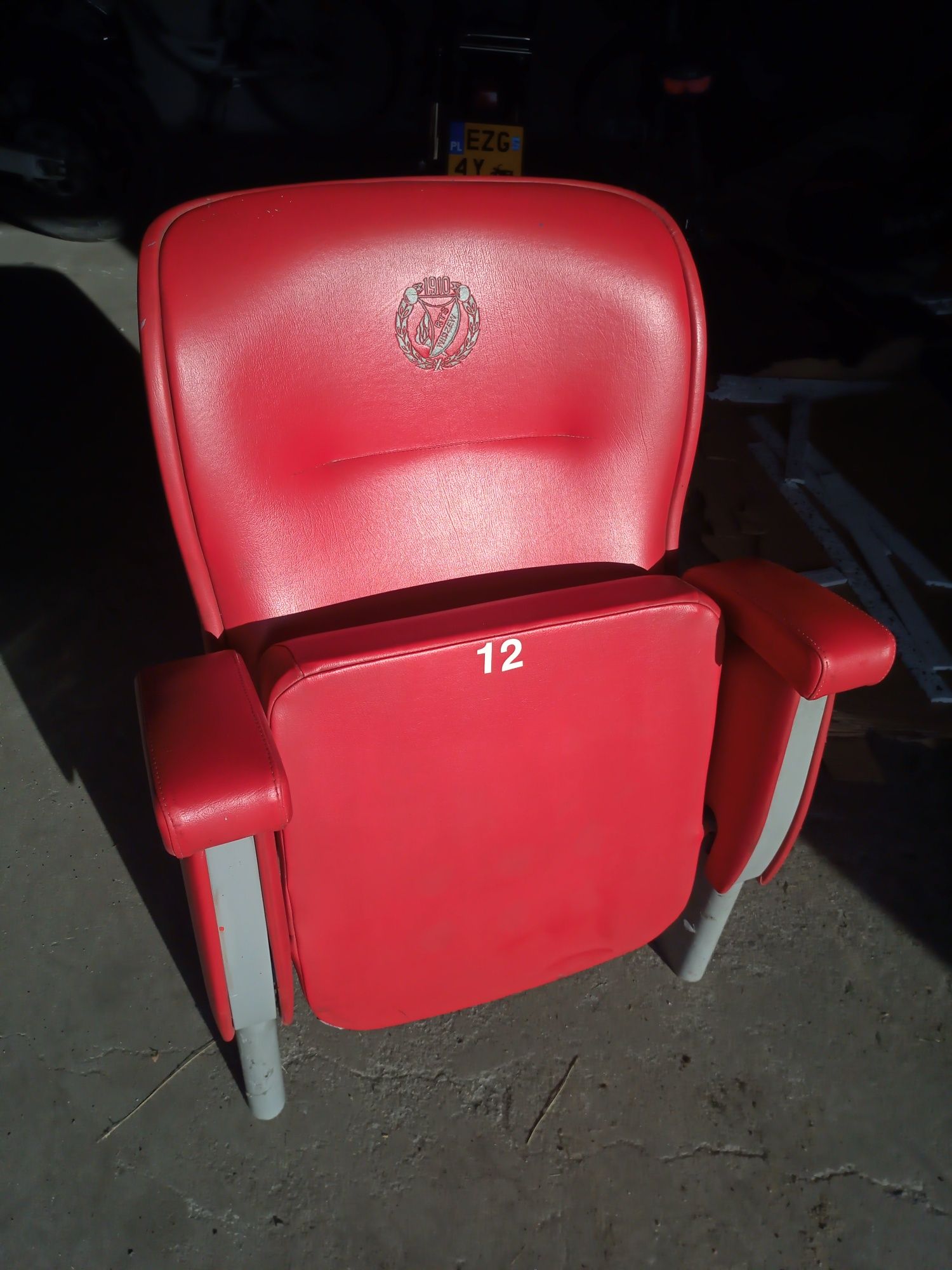Fotel ze strefy VIP ze starego stadionu widzewa