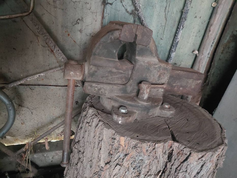 Тиски,продаються за 2500грн