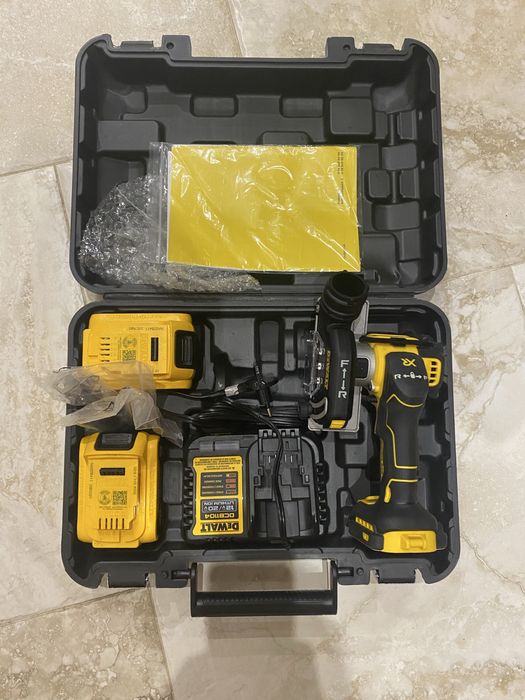 Акумуляторна дискова пила DeWALT DCS438N