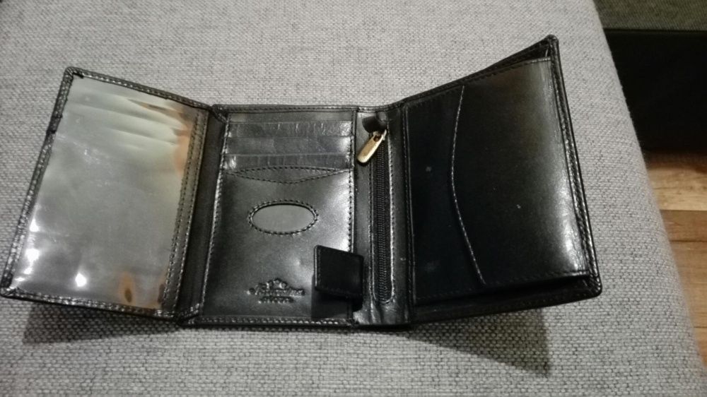 Nowy oryginalnie zapakowany portfel z czarnej skory licowej Peterson.