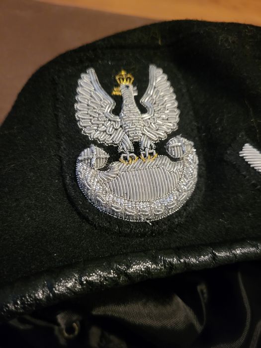 Beret czarny z bajorkiem