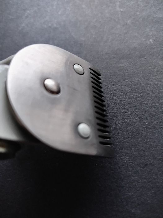 Ручна механічна машинка для стрижки.