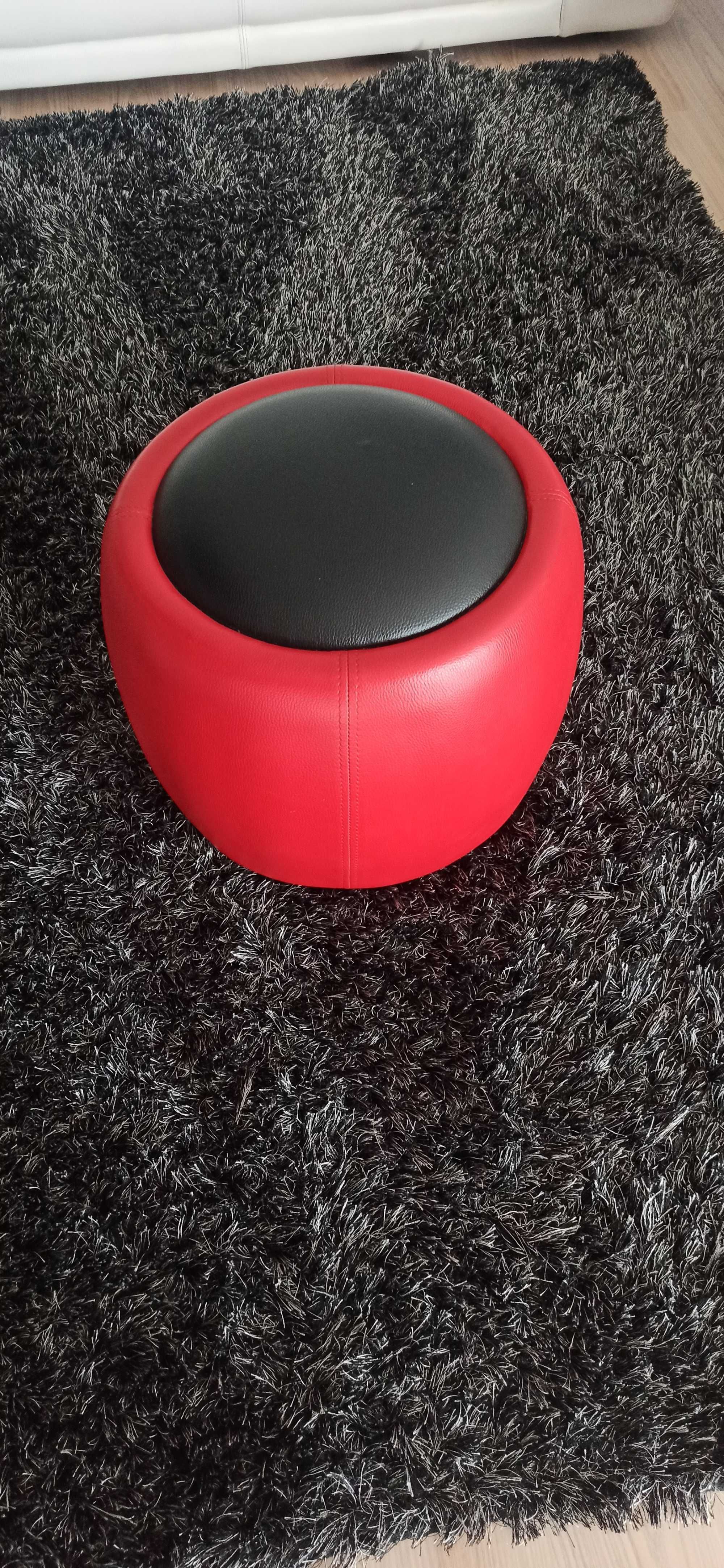 Puff cilindrico vermelho e preto
