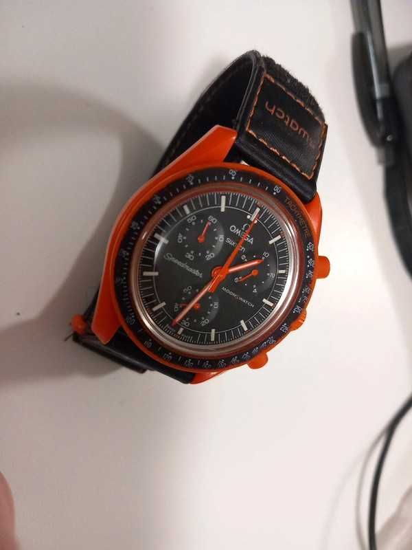 Omega x Swatch SO33O100 Lava Ognisty Akcent