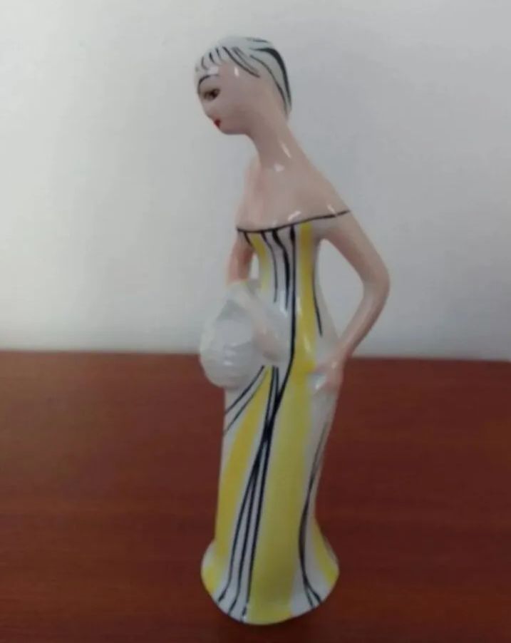 Kobieta z koszem 'Grzybiarka' Ćmielów figurka porcelanowa vintage