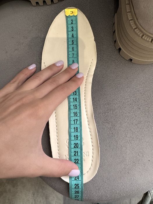 Черевики, боти, ботінки, чоботи