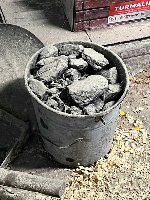 trociny i węgiel (chyba na opał)