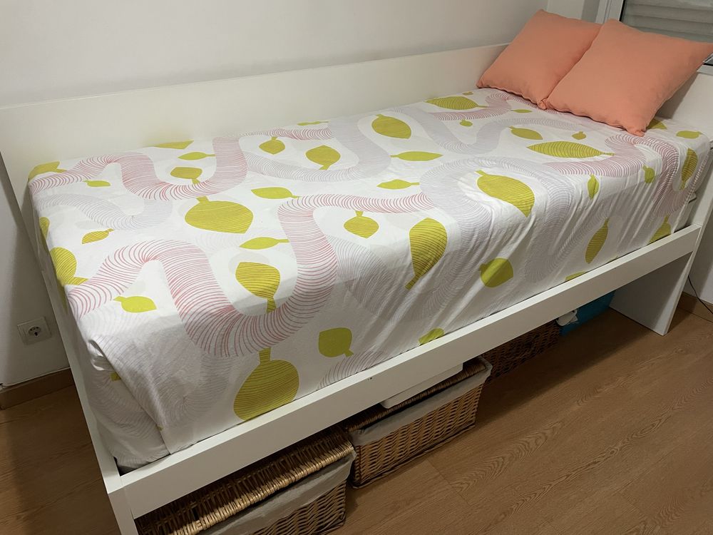 Vendo cama individual Ikea,sem colchoes,como nova