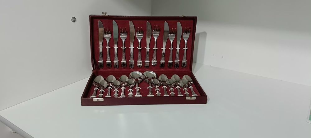 Подарунковий столовий набір виделок, ложок та ножів