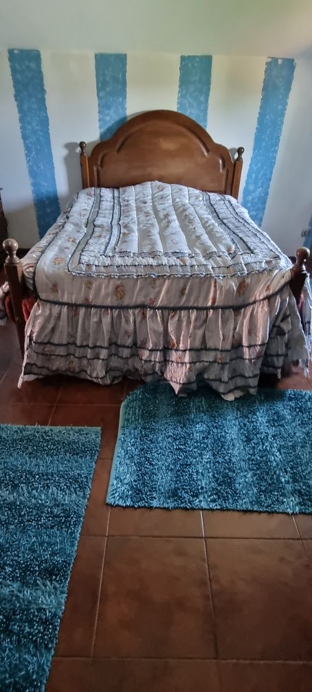 Cama de casal com estrado.