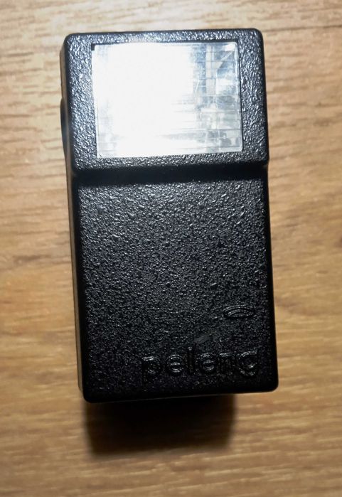 Портативная фотовспышка PELENG на двух батарейках.