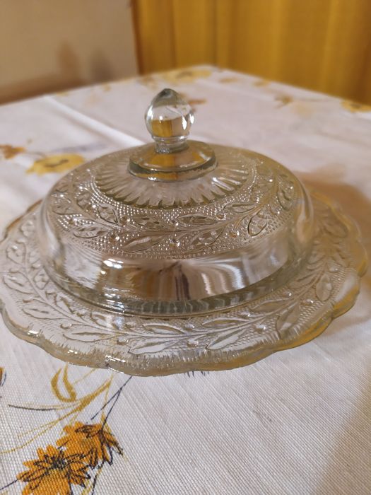 Zabytkowa maselniczka