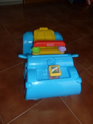 Andarilho e traga-peças Fisher Price Hipo