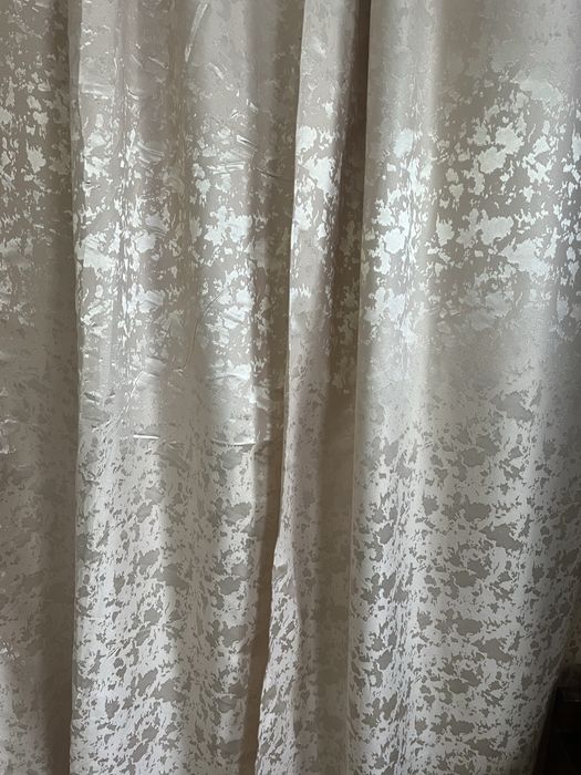 Штори нові підшиті.