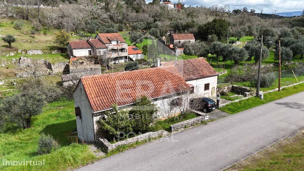 Duas moradias de tipologia t2 inseridas num terreno com 8100m2