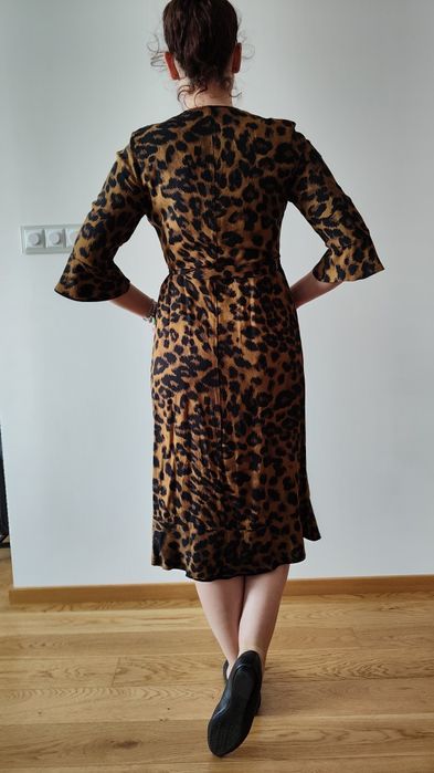 Sukienka asymetryczna w panterkę regulowana do figury