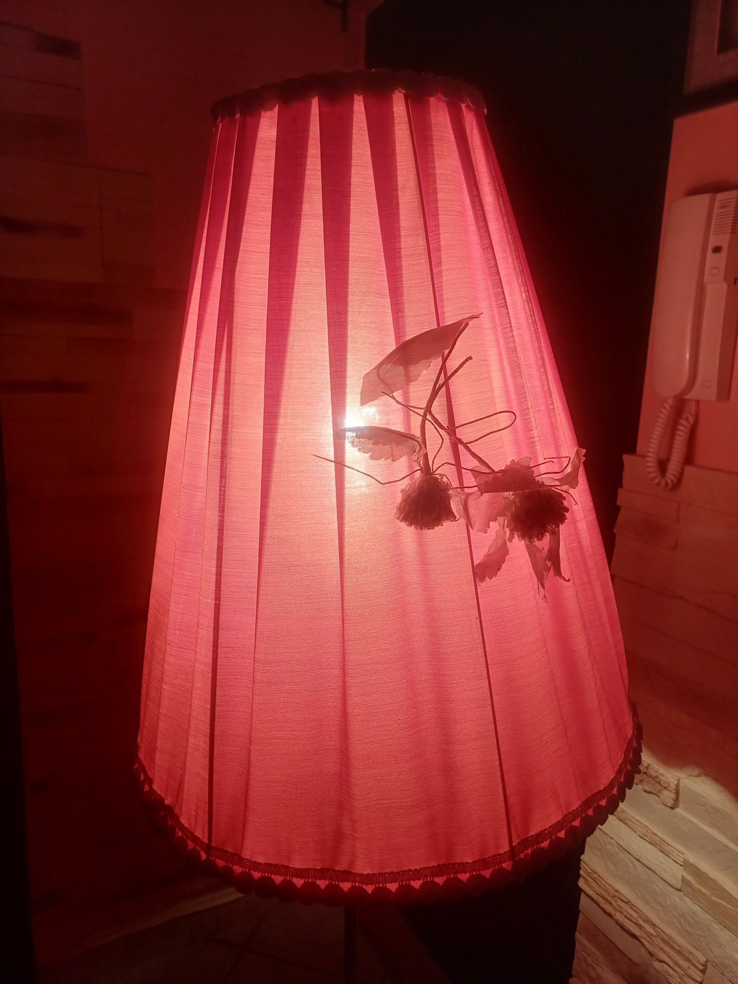 Lampa że stolikiem gazetnik PRL
