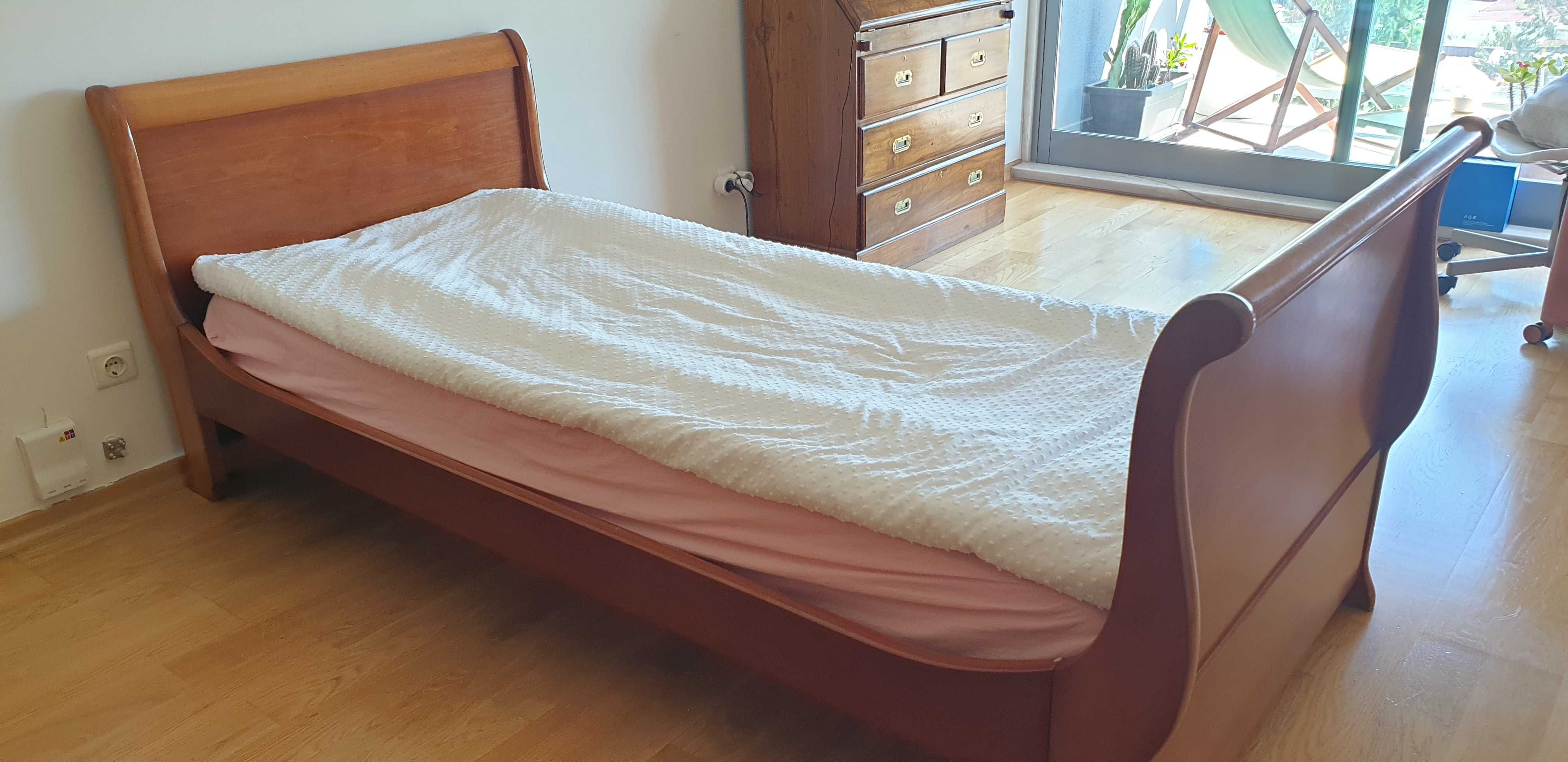 Cama individual em cerejeira