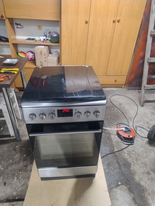 Kuchenka gazowa z piekarnikiem elektrycznym